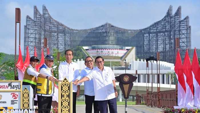 Foto: Jokowi saat meresmikan Plaza Seremoni di IKN. (Arsip Dewan Pertahanan RI)
