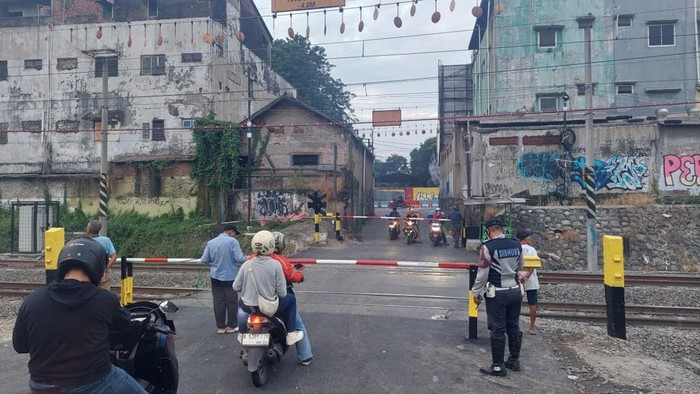 Sebelumnya baru dipasang palang pintu sementara di perlintasan Ampera Bekasi Timur (Foto: Dok. KAI Daop 1)