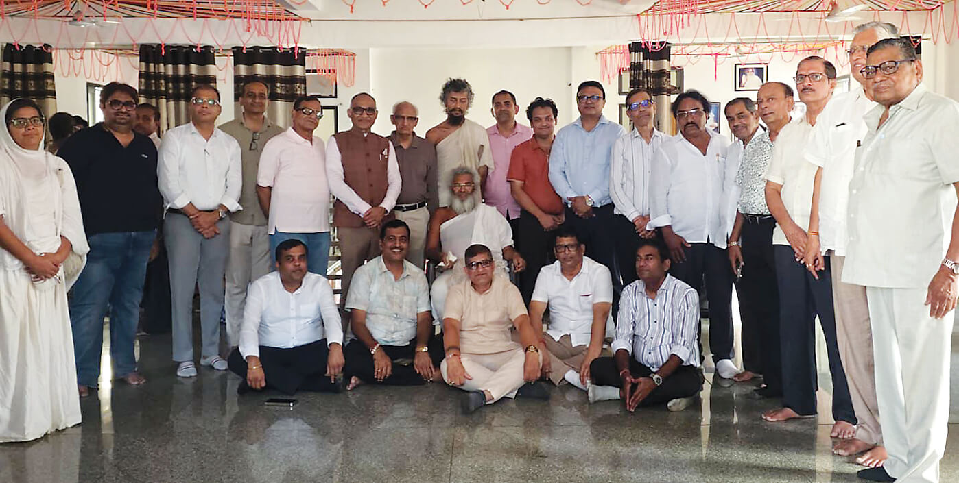 खरतर गच्छाधिपति आचार्य मणिप्रभसूरीश्वरजी म.सा. के साथ दादावाड़ी की विभिन्न समितियों के पदाधिकारीयों एवं सदस्य।