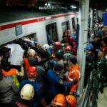 Petugas mengevakuasi korban kecelakaan kereta di Stasiun Bekasi Timur, Senin (27/4/2026). Foto: Rifkianto Nugroho/detikFoto
