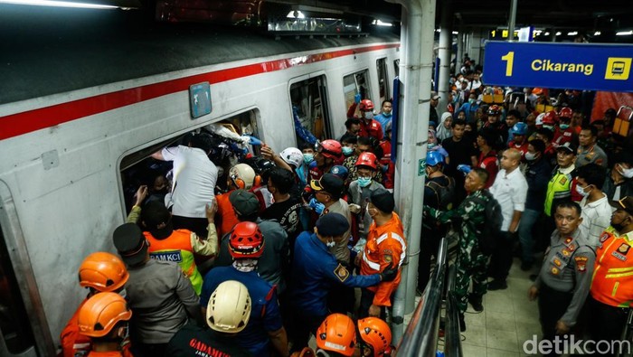 Petugas mengevakuasi korban kecelakaan kereta di Stasiun Bekasi Timur, Senin (27/4/2026). Foto: Rifkianto Nugroho/detikFoto