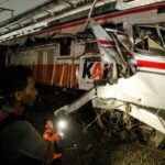 Petugas mengecek kondisi dua kereta yang tabrakan di Stasiun Bekasi Timur, Bekasi, Selasa (28/4/2026) dini hari.