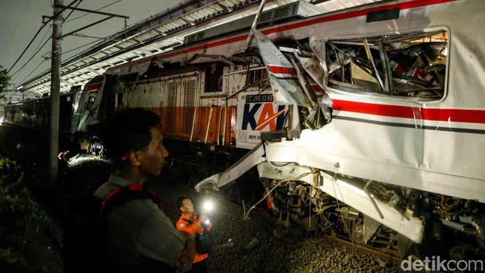Petugas mengecek kondisi dua kereta yang tabrakan di Stasiun Bekasi Timur, Bekasi, Selasa (28/4/2026) dini hari.