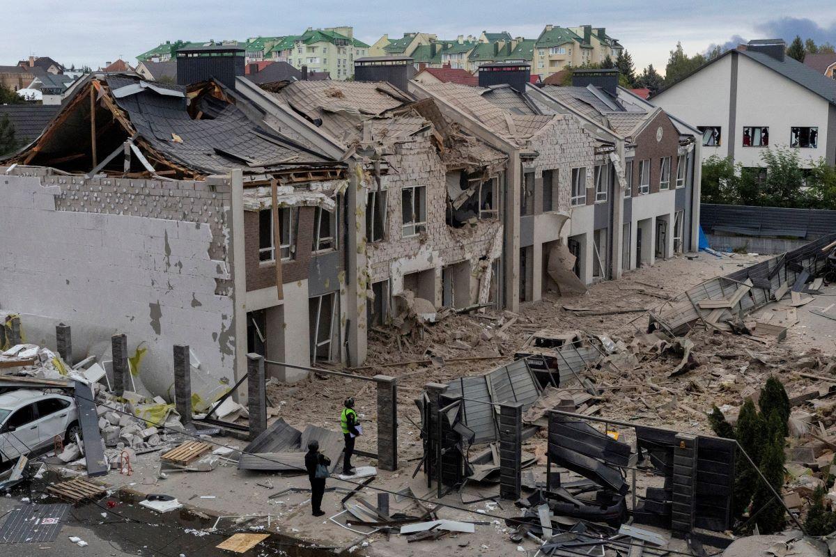 Police look at residential buildings that were destroyed overnight during Russian drone and missile strikes, amid Russia's attack on Ukraine, in Kyiv, Ukraine September 28, 2025. REUTERS/Thomas Peter/File