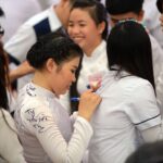 Lưu lại chữ ký trên chiếc áo đồng phục ngày chia tay tuổi học trò - Ảnh tư liệu