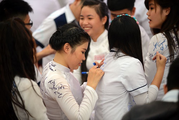 Lưu lại chữ ký trên chiếc áo đồng phục ngày chia tay tuổi học trò - Ảnh tư liệu