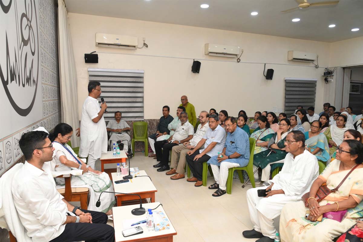 দলীয় কাউন্সিলরদের নিয়ে কালীঘাটে বৈঠক মমতা বন্দ্যোপাধ্যায়ের। ছবি: তৃণমূলের ফেসবুক পোস্ট