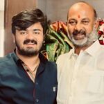 কেন্দ্রীয় মন্ত্রী বান্দি সঞ্জয় ও তাঁর পুত্র সাই ভগীরথ।