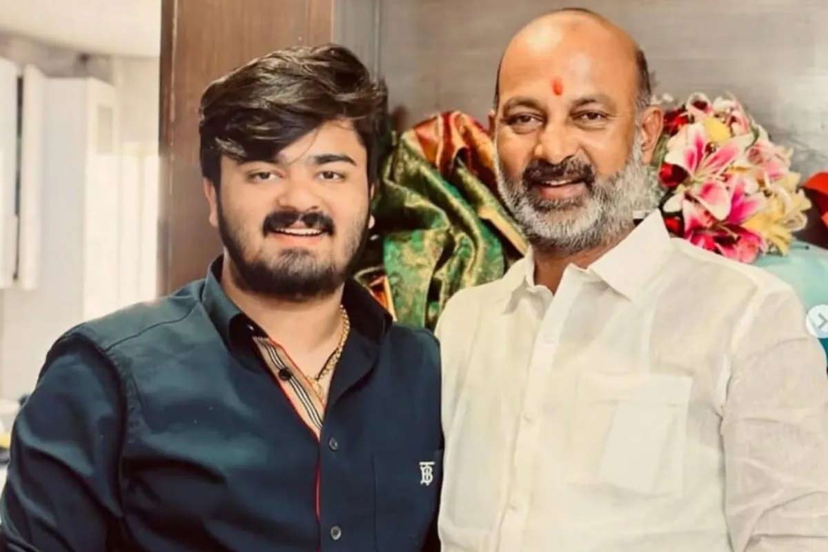 কেন্দ্রীয় মন্ত্রী বান্দি সঞ্জয় ও তাঁর পুত্র সাই ভগীরথ।
