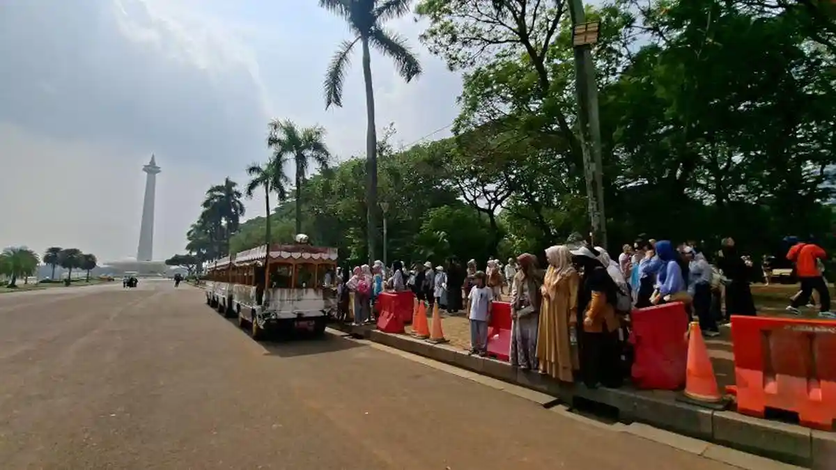 Thousands crowd Monas during May 2026 long weekend, including tourists from 7 countries.