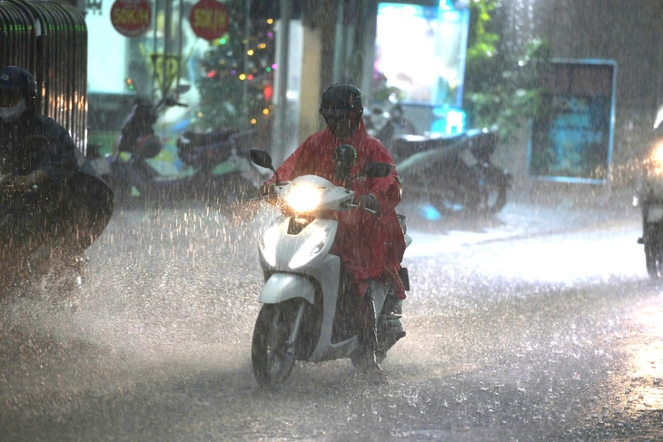 Hôm nay 19-5, thời tiết cả nước có mưa to đến rất to - Ảnh: T.L