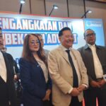 Ketua Umum Peradi Prof Dr Otto Hasibuan (tengah) saat diwawancarai awak media pada acara pengangkatan dan pembekalan advokat baru di Bandung, Jumat (22/5/2026).