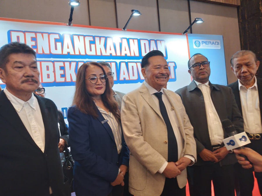 Peradi vereidigt 692 Anwälte in Bandung, Otto Hasibuan: Anwälte müssen klug und ehrlich sein