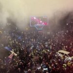 Pawai bobotoh rayakan Persib juara di kawasan Cikapayang, Kota Bandung.(Foto: Rifat Alhamidi/detikJabar)