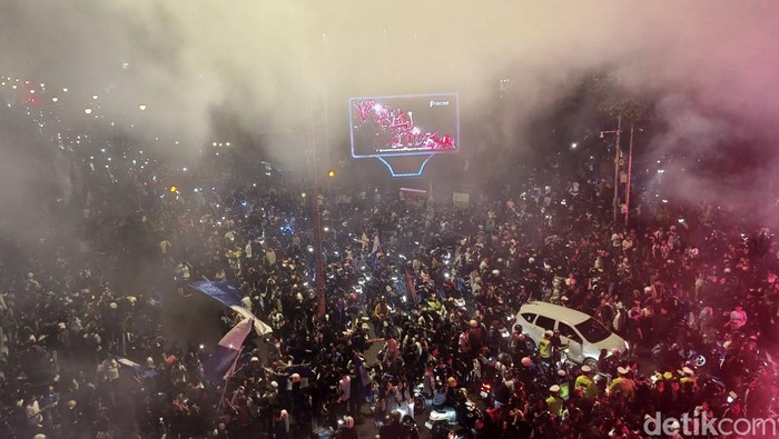 Pawai bobotoh rayakan Persib juara di kawasan Cikapayang, Kota Bandung.(Foto: Rifat Alhamidi/detikJabar)