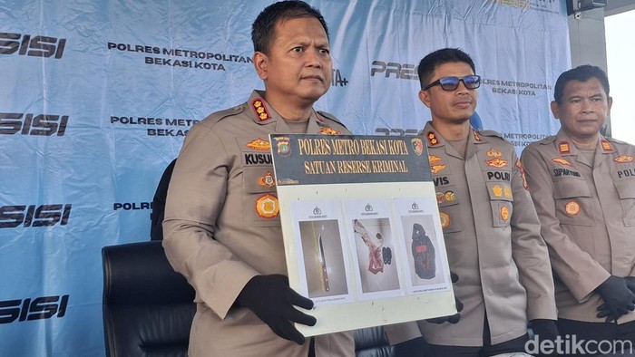 Pelajar SMP di Pondok Melati, Kota Bekasi tewas ditusuk usai saling ejek dan tantang di medsos. Pelaku yang juga berusia anak ditangkap dan diserahkan ke jaksa. (M Sholihin/detikcom)