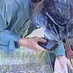 Pelaku sedang memfoto emas milik toko di Medan sebelum membawanya kabur. (Dok. Langkapan Layar CCTV)
