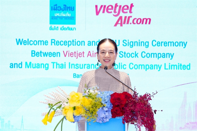 Mrs. Nualphan Lamsam (Madam Pang), CEO of Muang Thai Insurance and President of the Football Association of Thailand (FAT), speaks at the signing ceremony.