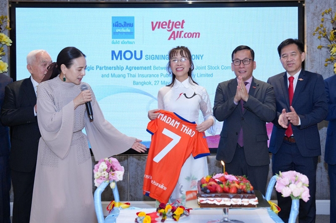 Madam Pang presents a jersey to Dr. Nguyen Thi Phuong Thao.