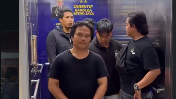 A thug who blocked an ambulance in Depok has been arrested by police.