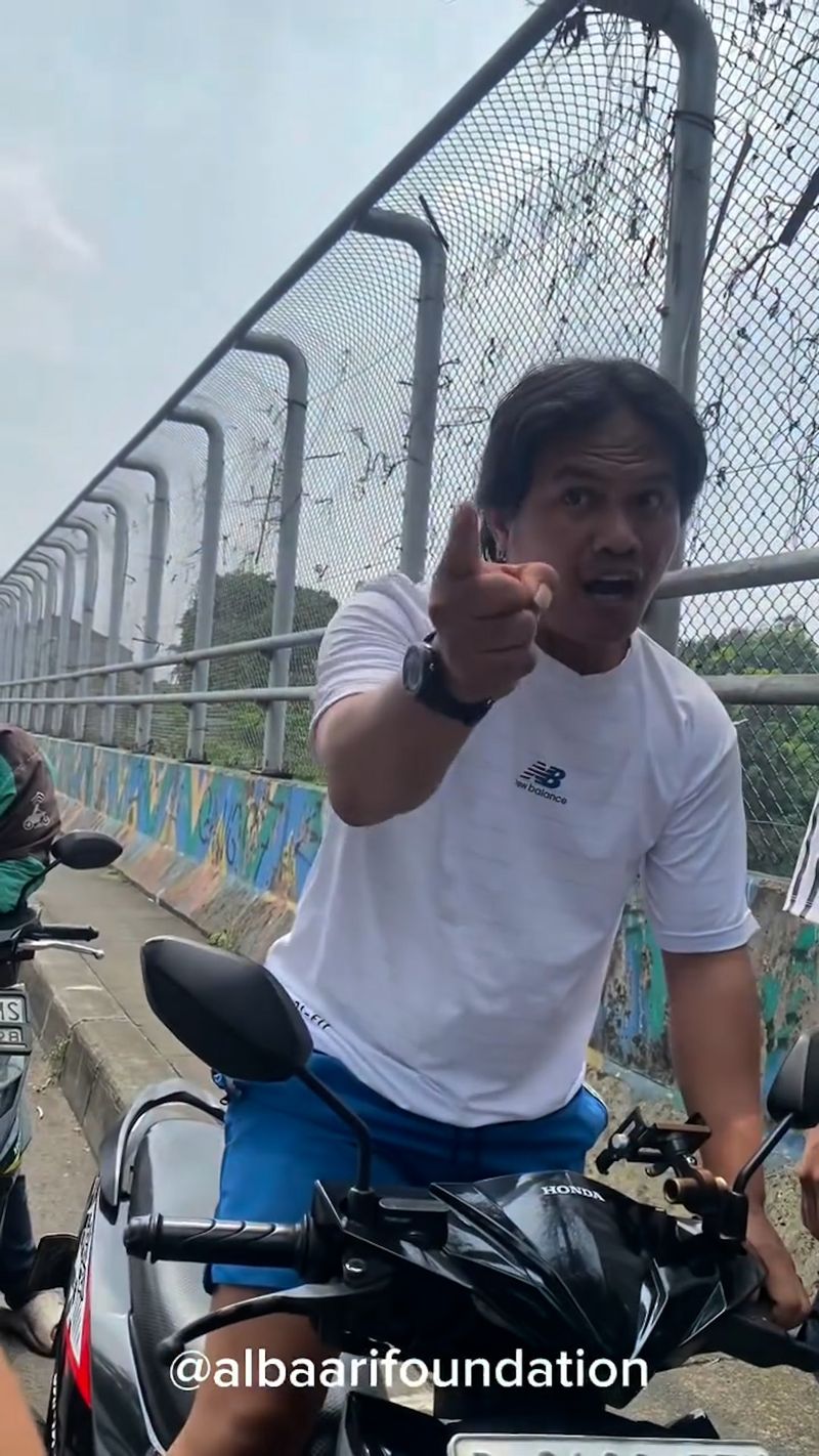 A man in Depok allegedly blocked an ambulance that was going to pick up a patient. The incident occurred near Jalan Juanda, Depok, West Java, on Sunday (May 10) afternoon.