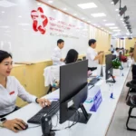 Người dân làm thủ tục hành chính tại Trung tâm Phục vụ hành chính công TP.HCM - Ảnh: TRÚC PHƯƠNG