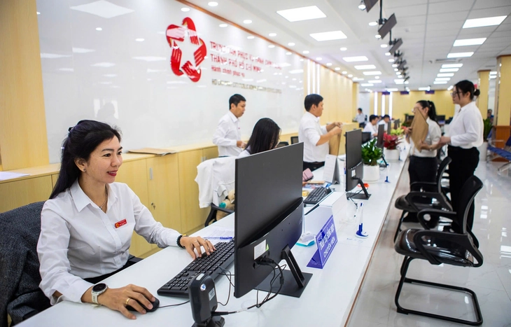 Người dân làm thủ tục hành chính tại Trung tâm Phục vụ hành chính công TP.HCM - Ảnh: TRÚC PHƯƠNG