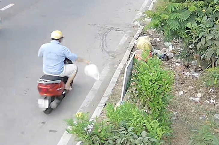 Camera an ninh trên đường Nguyễn Văn Linh (ấp 36, xã Bình Chánh) ghi lại hình ảnh người đàn ông vứt rác không đúng nơi quy định.