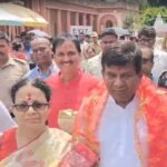 দক্ষিণেশ্বরে সস্ত্রীক বিধানসভার স্পিকার রথীন্দ্র বোস। নিজস্ব চিত্র