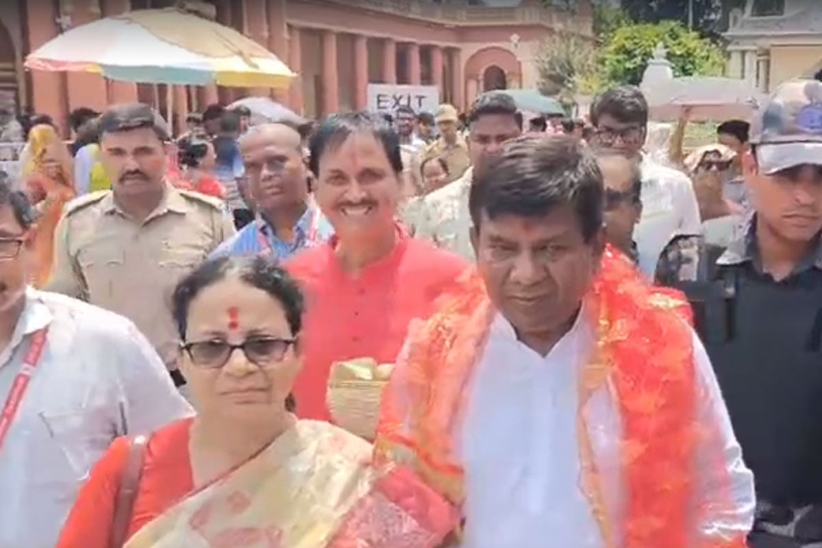 দক্ষিণেশ্বরে সস্ত্রীক বিধানসভার স্পিকার রথীন্দ্র বোস। নিজস্ব চিত্র