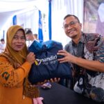 Vice President Bank Mandiri Region VI/Jawa Barat Firman Wahyudi (kanan) menyerahkan paket sembako kepada salah seorang warga di Bandung, Jawa Barat, Selasa (20/5/2026). Penyaluran bantuan digelar dalam rangka memperingati Hari Kebangkitan Nasional sebagai bentuk kepedulian bank pelat merah ini kepada masyarakat di wilayah Jawa Barat. Foto : Dokumentasi Bank Mandiri