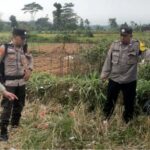 Para personel TNI dan Polisi saat berada di lokasi ledakan petasan dari balon udara di Desa Tambakan, Gandusari, Blitar. Foto : Istimewa