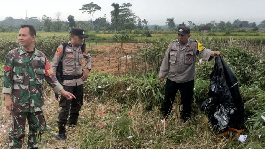 Para personel TNI dan Polisi saat berada di lokasi ledakan petasan dari balon udara di Desa Tambakan, Gandusari, Blitar. Foto : Istimewa