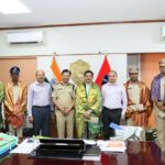 बालक की हत्या के आरोपी को फाँसी की सजा दिलाने में महत्वपूर्ण भूमिका निभाने वाले सनतनगर थाने के पुलिसकर्मियों का सम्मान करते हैदराबाद के पुलिस आयुक्त वी.सी. सज्जनार।