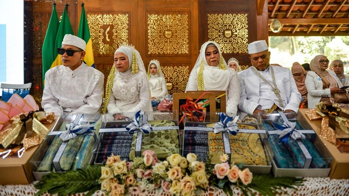 Pasangan disabilitas mengikuti nikah massal di Pendopo Kota Bandung, Jawa Barat, Rabu (11/2/2026). Pemerintah Kota Bandung bersama Yayasan Mimbar Hiburan dan Amal Bagi Dhuafa menggelar nikah massal bagi tujuh pasangan disabilitas yang digelar dalam rangka menyambut bulan suci Ramadhan. ANTARA FOTO/Raisan Al Farisi/foc.