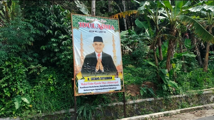 Baliho Bakal Calon Kepala Desa Jalancagak di Dusun Cidaki. Foto:M.Anwar/Radar Bandung