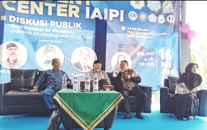 Ketua IKA IAIPI Bandung M. Hoerudin Amin, S.Ag., MH, Mantan Menteri Kehutanan DR MS. Ka'ban serta Sulwan Kosasih saat diskusi publik dan peresmian Student Center sebagai ruang aktifitas mahasiswa jurusan serta meresmikan Sekretariat IKA IAI Persis Bandung, Sabtu (16/5/2026). Foto : Dok. IAIPI