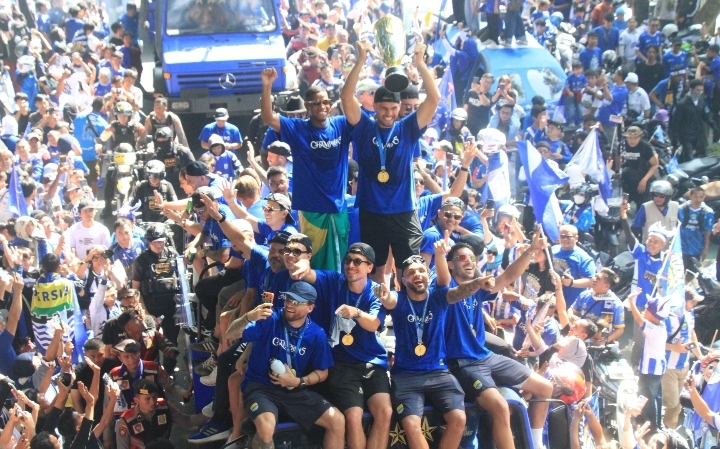 Euforia Persib Bandung dan Bobotoh saat merayakan Juara BRI Super League di Kota Bandung, Minggu (24/5/2026). Foto : Taofik Achmad Hidayat/Radar Bandung.