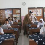 Ilustrasi. Siswa SDN Kepuhkajang 2 Kecamatan Perak saat mengikuti pembelajaran di lab komputer, (10/11).