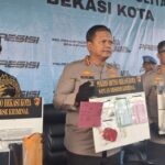 Seorang ART berinisial R (53) di Bekasi ditangkap polisi karena diduga mencuri perhiasan milik majikannya. (Sholihin/detikcom)