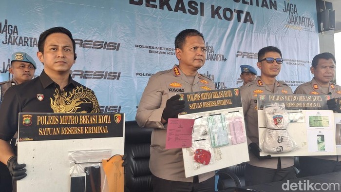 Seorang ART berinisial R (53) di Bekasi ditangkap polisi karena diduga mencuri perhiasan milik majikannya. (Sholihin/detikcom)