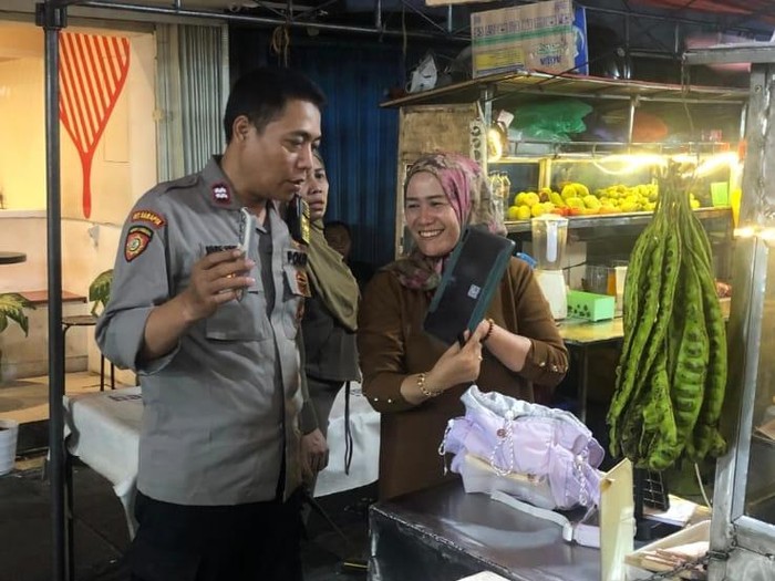 Seorang ibu membagikan pengalaman menghubungi call center Polri 110. Dia dibantu petugas kepolisian menemukan tas putrinya yang tertinggal di Menteng. (dok Pribadi)