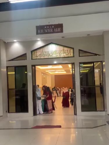 A quiet wedding atmosphere at Islamic Center Bekasi after the bride and groom were scammed by a wedding organizer. The event did not go as planned without decorations and catering due to the vendor fleeing.