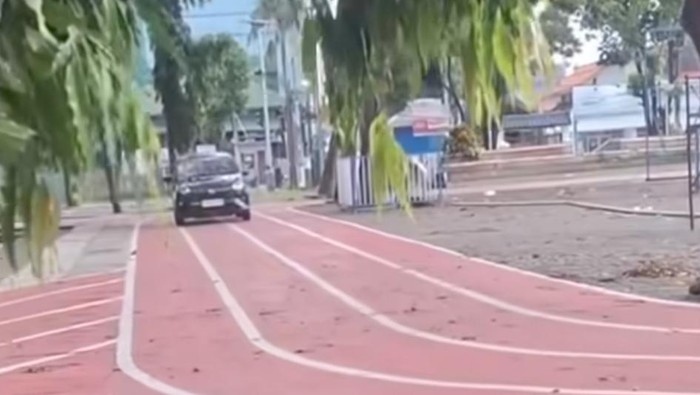 Tangkapan layar video viral jogging track di Bekasi dipakai latihan nyetir mobil (dok. X)