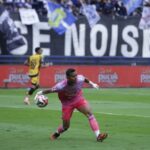 Aksi kiper Persib Bandung Teja Paku Alam saat berhadapan dengan Persija Jakarta. (dok Persib)