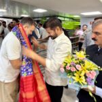 शपथ ग्रहण समारोह में कांग्रेस नेता राहुल गांधी का सम्मान करते मुख्यमंत्री ए. रेवंत रेड्डी।