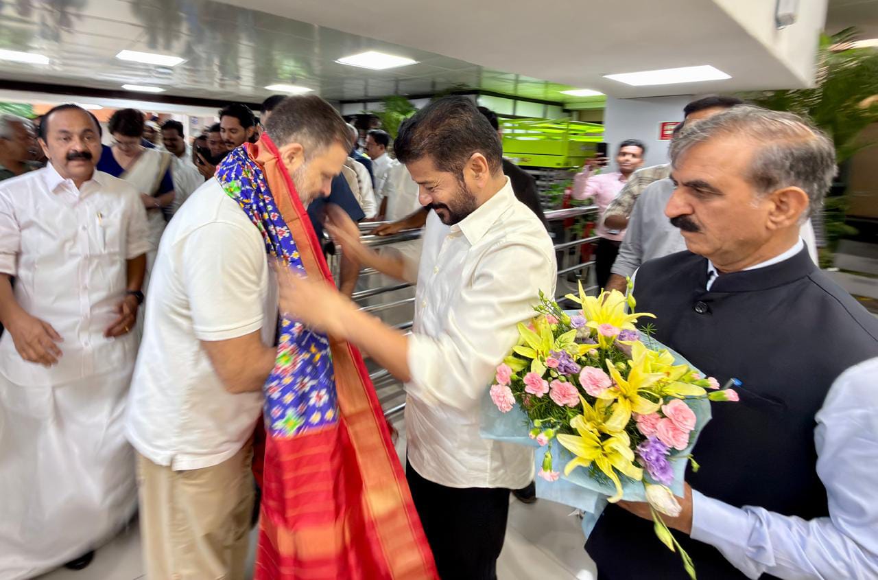 शपथ ग्रहण समारोह में कांग्रेस नेता राहुल गांधी का सम्मान करते मुख्यमंत्री ए. रेवंत रेड्डी।
