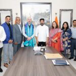जुबली हिल्स स्थित आवास पर मुख्यमंत्री रेवंत रेड्डी से मुलाकात करते उबर टेक्नोलॉजिस इंक के मुख्य कार्यकारी अधिकारी दारा खुसरोशाही व अन्य।