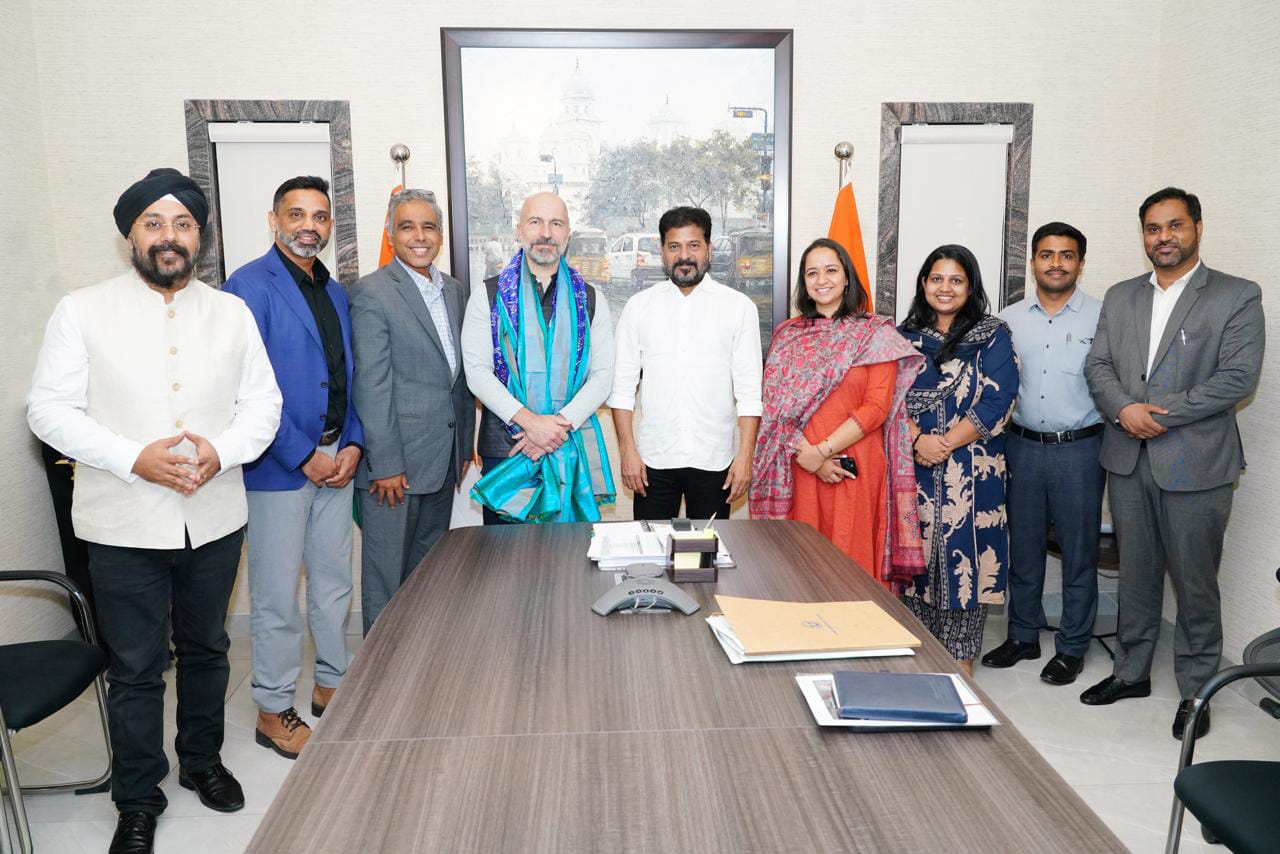 जुबली हिल्स स्थित आवास पर मुख्यमंत्री रेवंत रेड्डी से मुलाकात करते उबर टेक्नोलॉजिस इंक के मुख्य कार्यकारी अधिकारी दारा खुसरोशाही व अन्य।