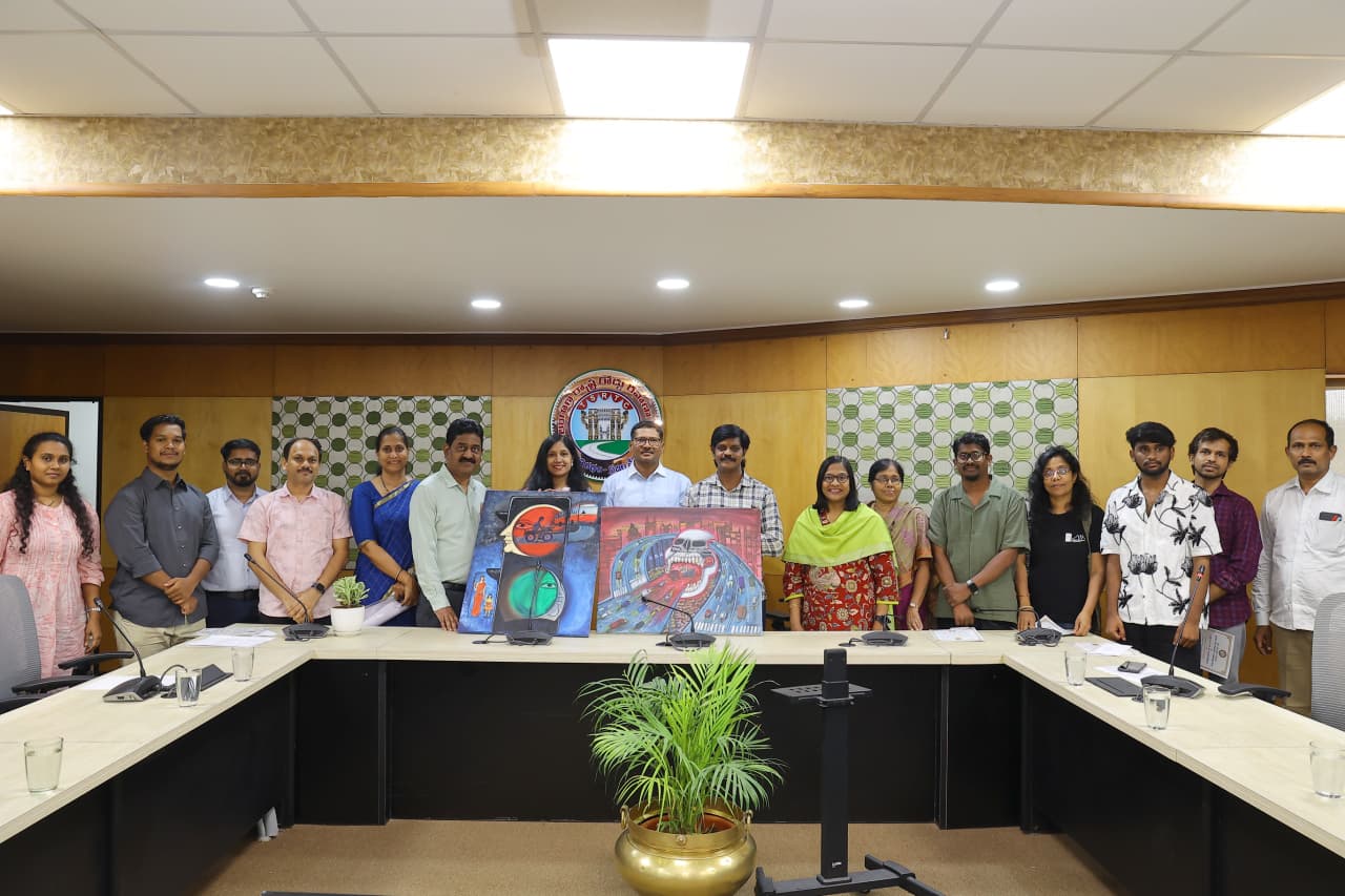टीजीएसआरटीसी द्वारा आयोजित आर्ट फॉर लाइफ पेंटिंग प्रतियोगिता के विजेताओं को पुरस्कृत किए जाने का दृश्य।